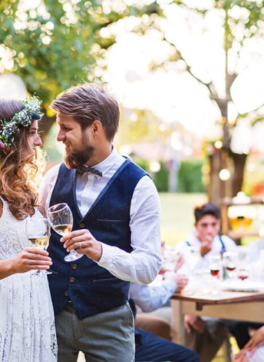 bride-and-groom-clinking-glasses-at-wedding-recept-2021-08-26-12-09-14-utc