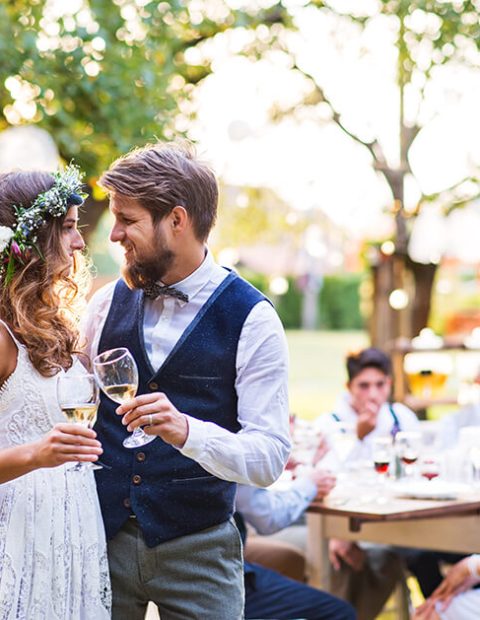 bride-and-groom-clinking-glasses-at-wedding-recept-2021-08-26-12-09-14-utc